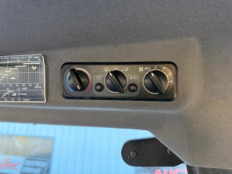 2016-kubota-m8560-image-33