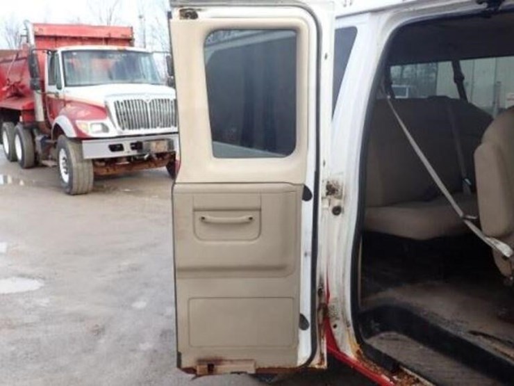 2010-ford-e350-xlt-image-36