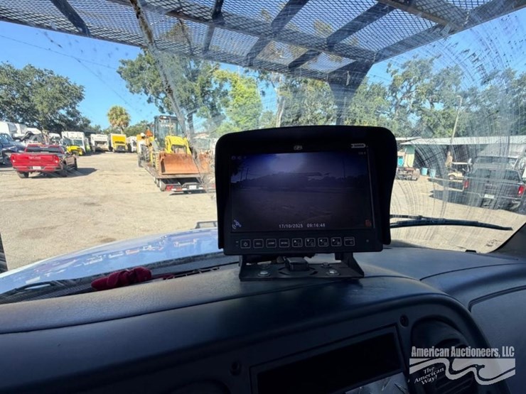 freightliner-m2-106-image-9