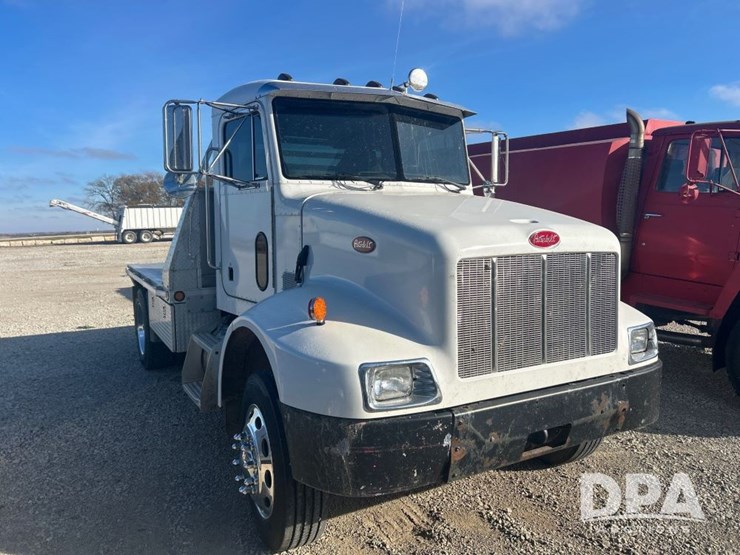 peterbilt-330-image-3