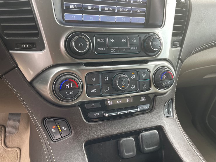 2019-chevrolet-suburban-image-34