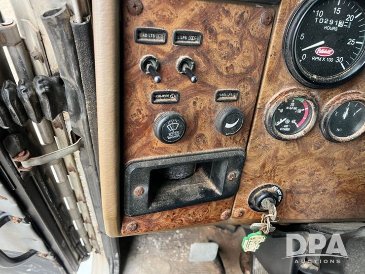 2001-peterbilt-330-image-51