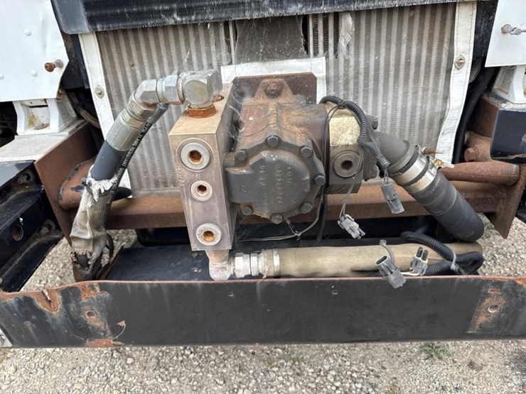 2005-peterbilt-320-image-44