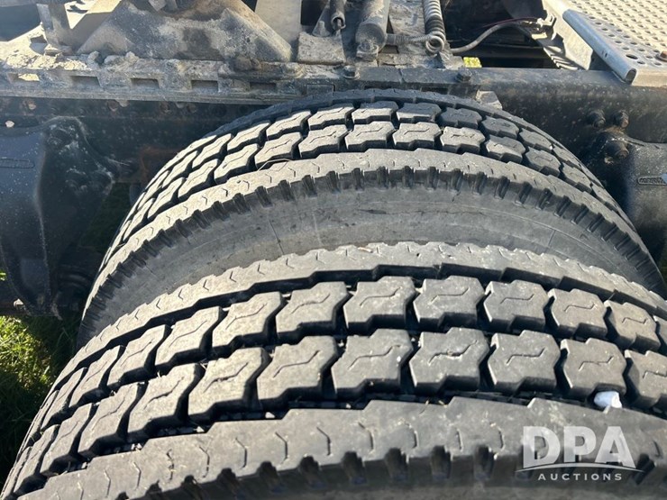 1996-freightliner-fld120-image-37