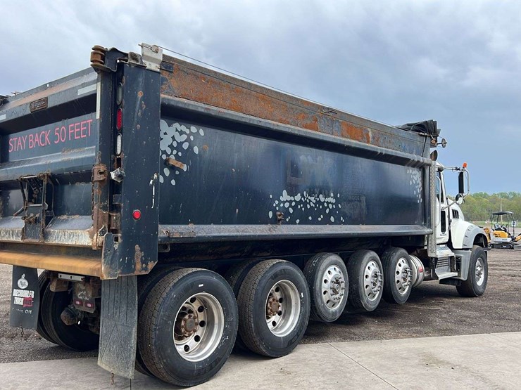 2018-mack-gu-granite-6-axle-dump-truck-image-3