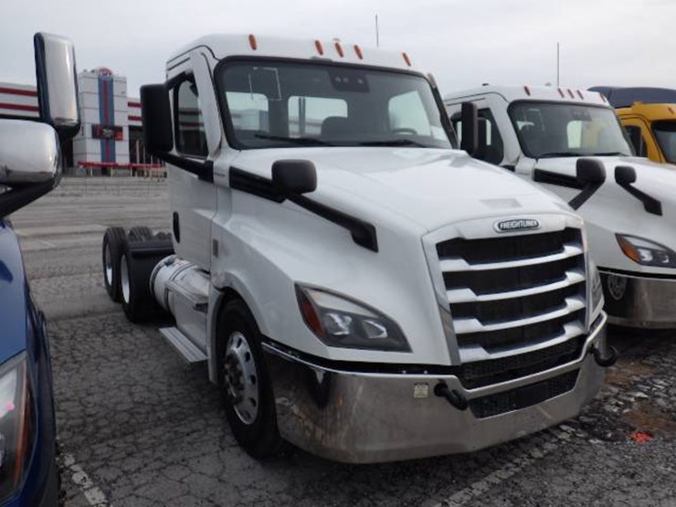 freightliner-cascadia-126-image-3