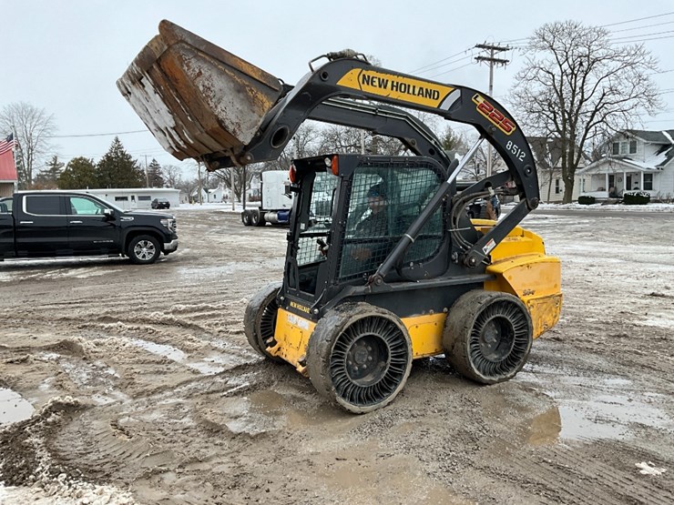 new-holland-l225-image-1