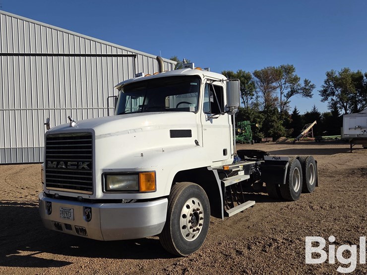 2002-mack-ch613-image-1