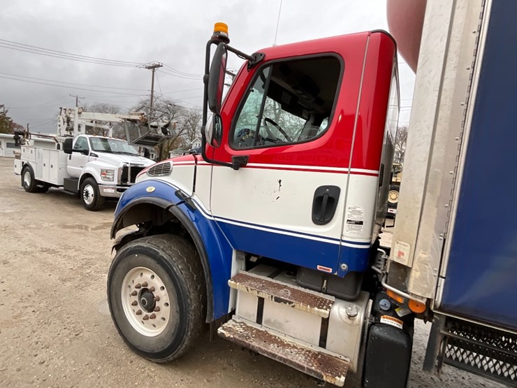 freightliner-m2-106-image-13