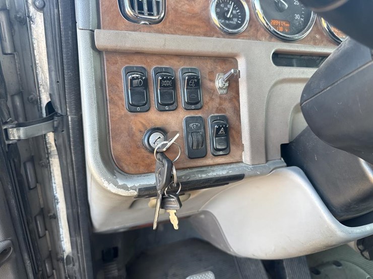 2008-peterbilt-388-image-25
