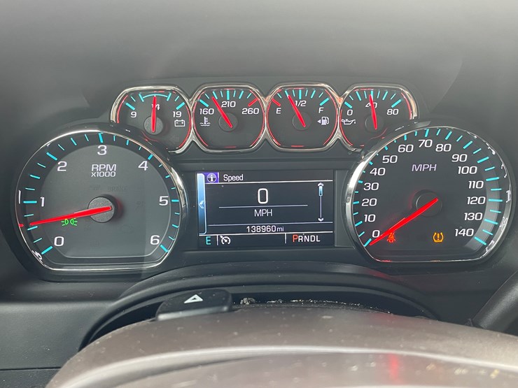 2019-chevrolet-suburban-image-38