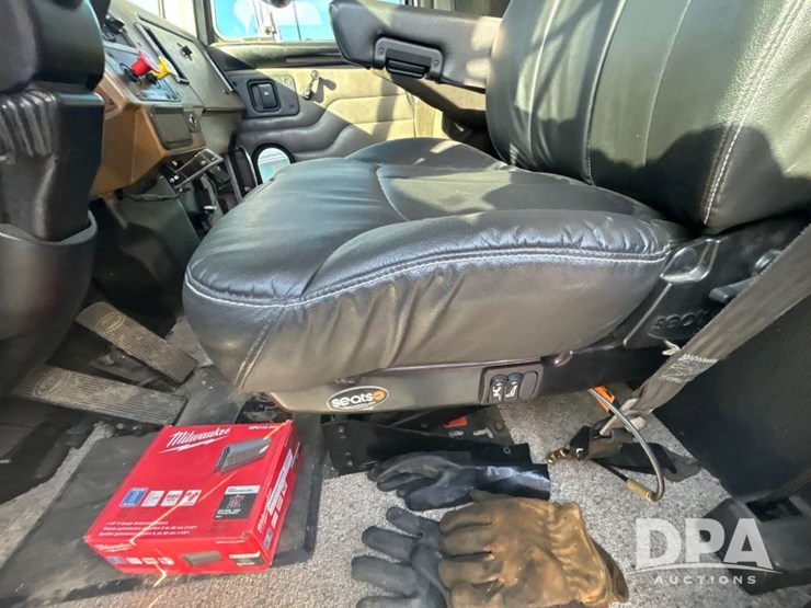 peterbilt-330-image-39