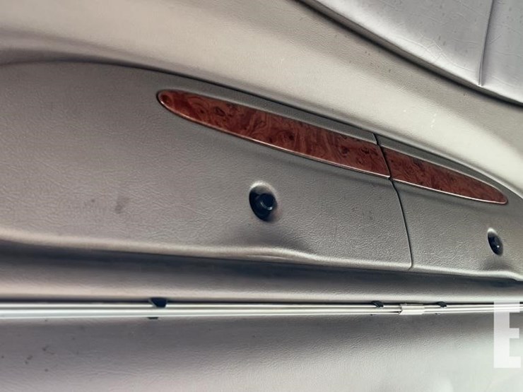 2012-peterbilt-587-image-22