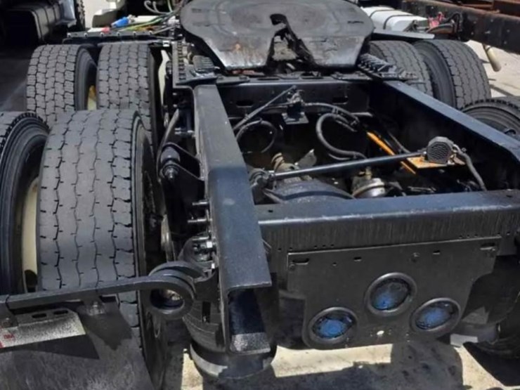 2009-freightliner-cascadia-125-image-3