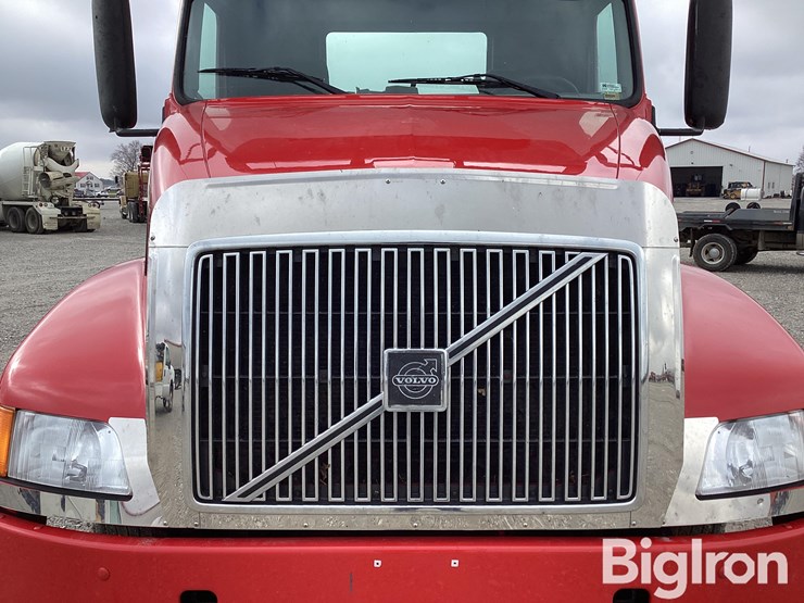 2002-volvo-vnl-t/a-truck-tractor-image-9