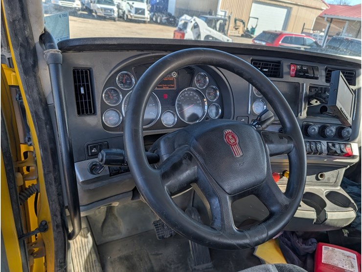 2020-kenworth-t880-image-24