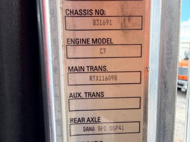 peterbilt-330-image-21