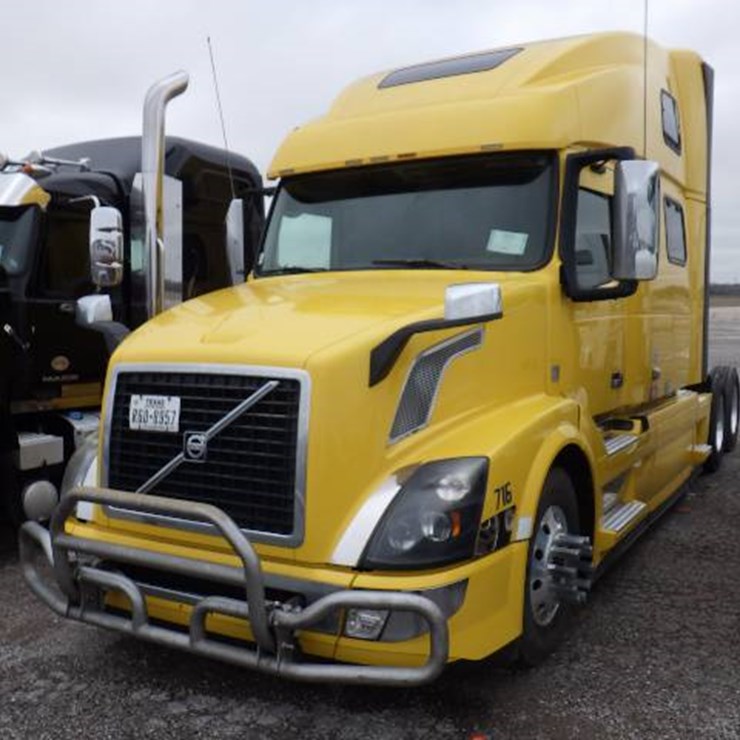 2017 VOLVO VNL780
