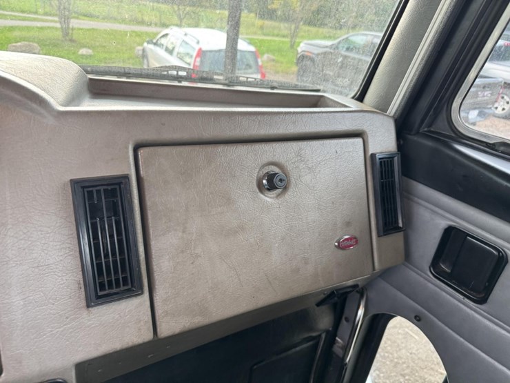 peterbilt-330-image-53