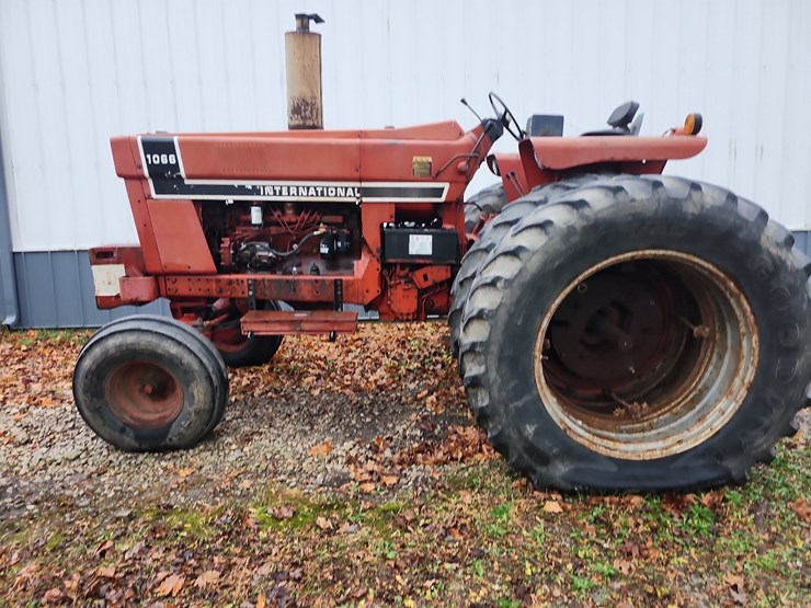 1976-ih-1066-diesel-tractor-image-5