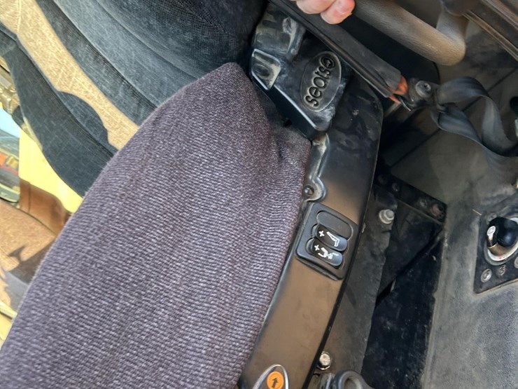 2012-freightliner-cascadia-125-image-17