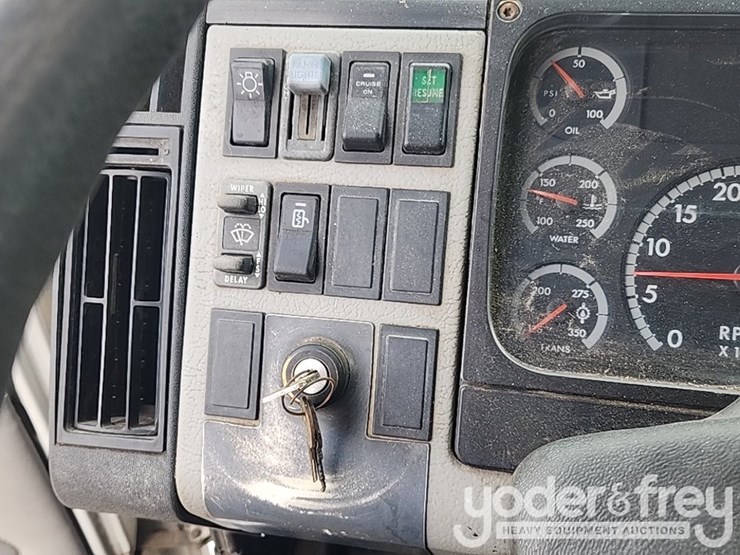 2001-freightliner-fl60-image-38