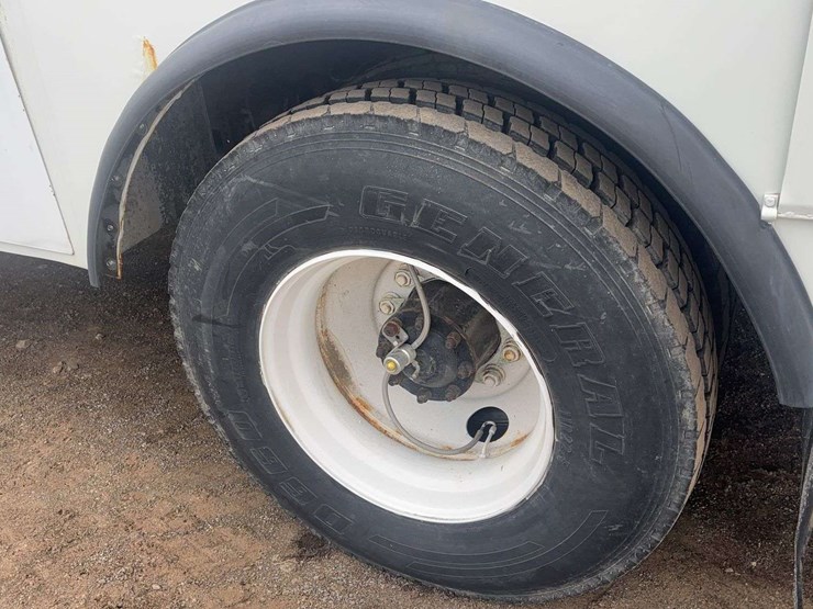 1999-freightliner-fl70-image-5