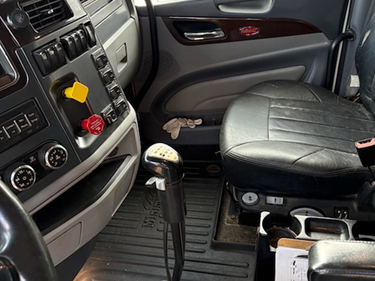 2016-peterbilt-579-image-7