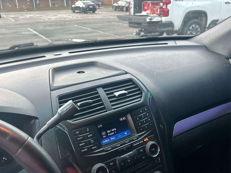 2017-ford-explorer-image-12