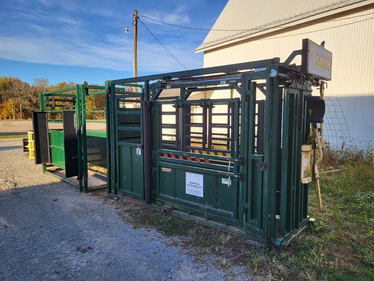 arrow-farmquip-8400-q-catch-cattle-squeeze-chute-w/alley-way---like-new-image-3
