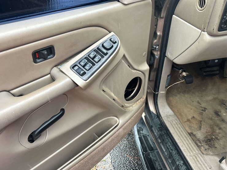 2004-chevrolet-tahoe-image-7