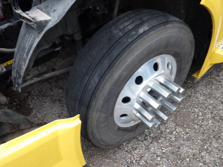 2017-volvo-vnl780-image-23