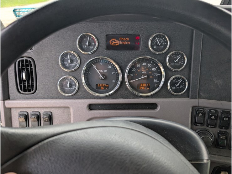 peterbilt-365-image-36