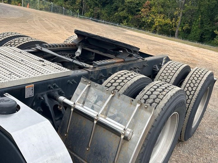 peterbilt-579-image-10