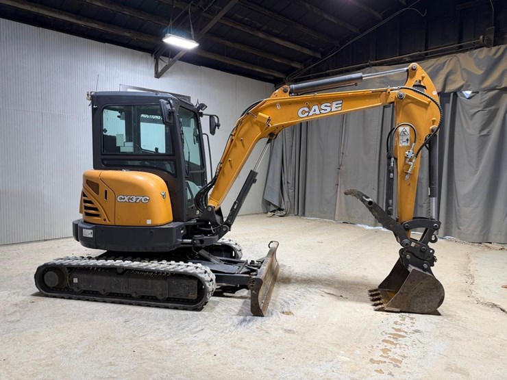 2022-case-cx37c-image-6