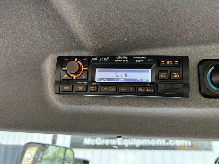 2015-kubota-m8560-image-36