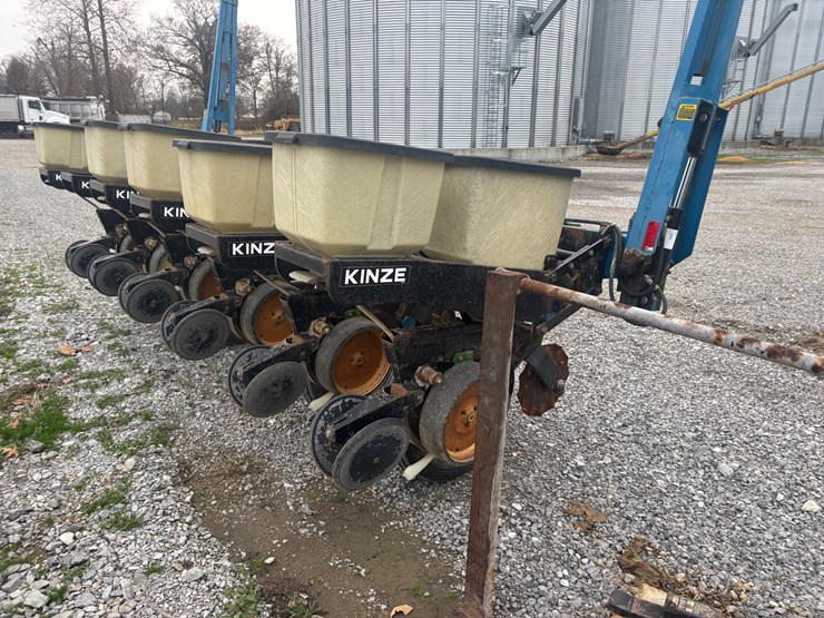 #1526-•-kinze-6-row-image-3