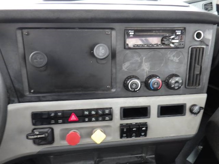 freightliner-cascadia-126-image-16