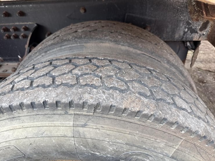 2005-peterbilt-320-image-59