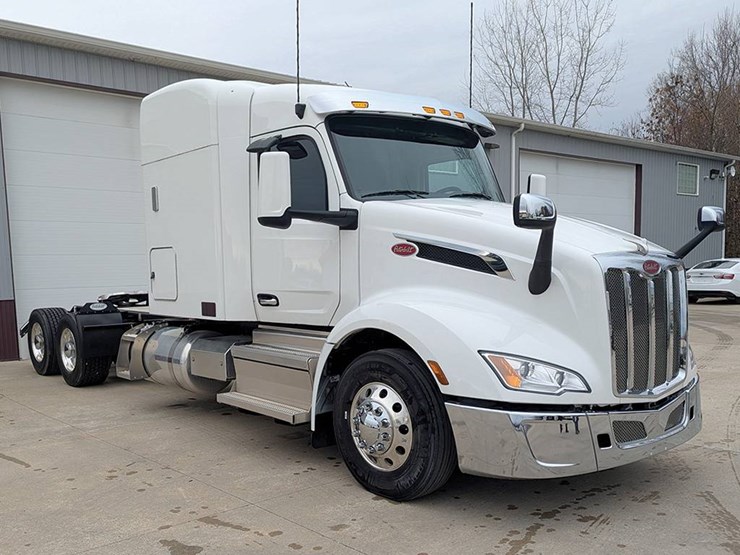 2025-peterbilt-579-image-2