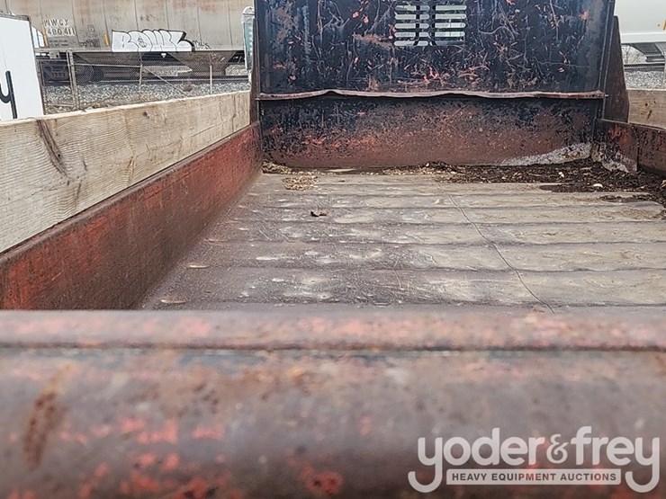 2001-freightliner-fl60-image-23