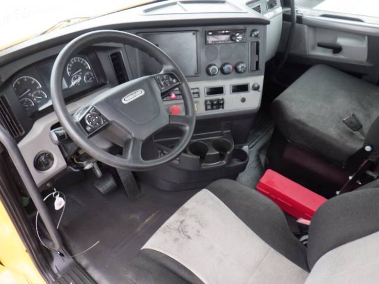 2019-freightliner-cascadia-126-image-16