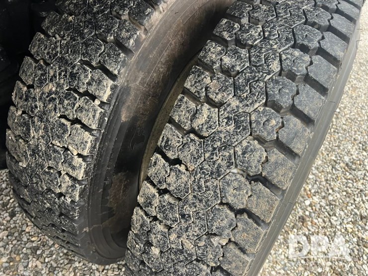 1999-freightliner-flc120-image-30