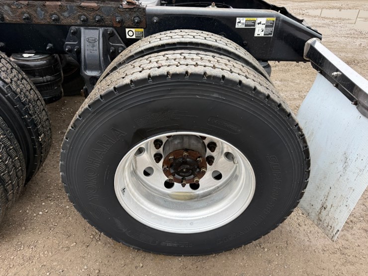 2020-peterbilt-579-image-11