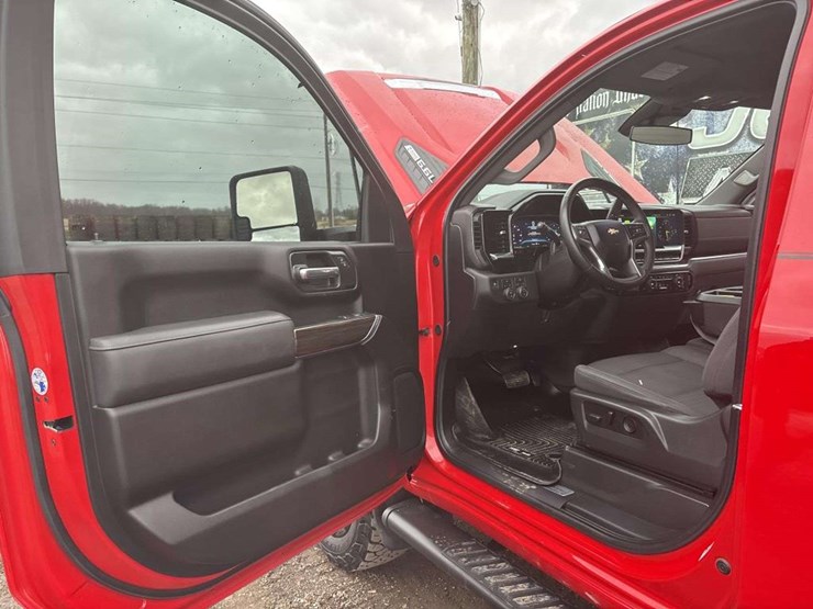 2025-chevrolet-2500-image-13