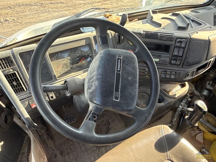 2001-volvo-vnm-semi-truck-image-17