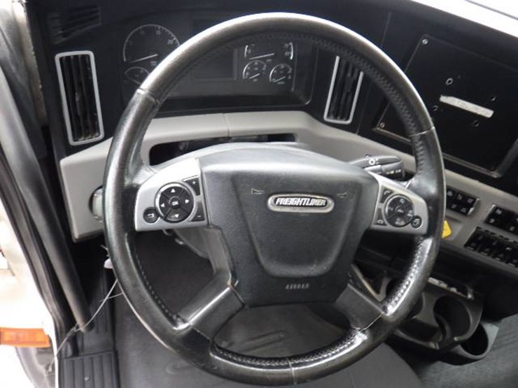 freightliner-cascadia-126-image-19