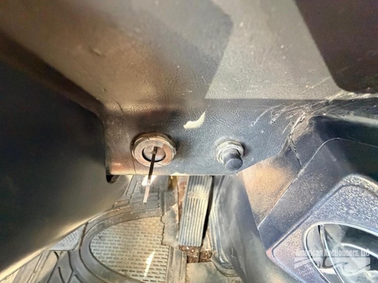 2000-volvo-wg-roll-off-truck-image-8