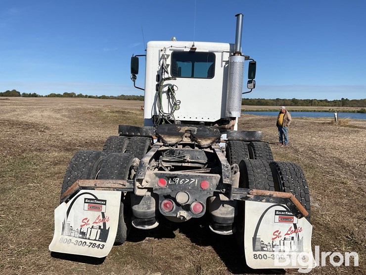 2004-freightliner-columbia-120-image-6