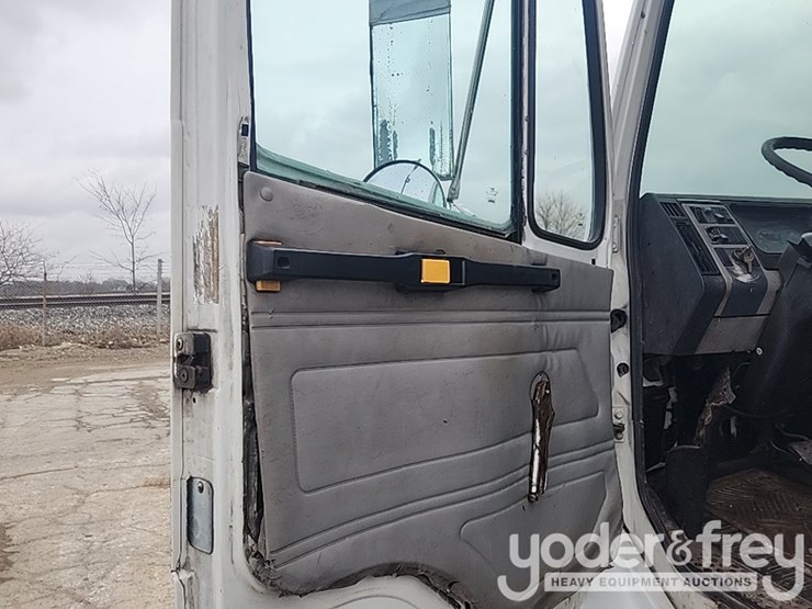 2001-freightliner-fl60-image-16